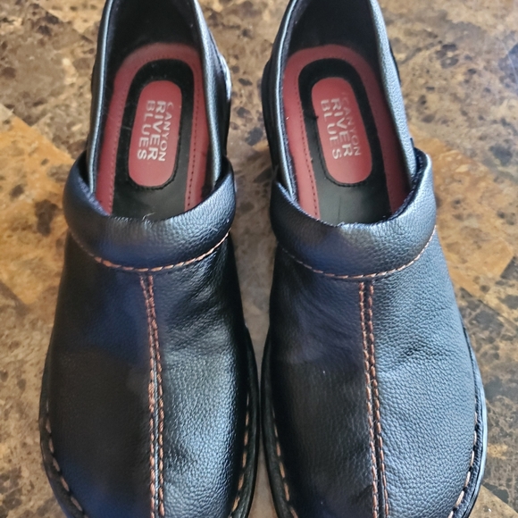 Canyon River Blues Black Leather Clogs - Picture 3 of 7